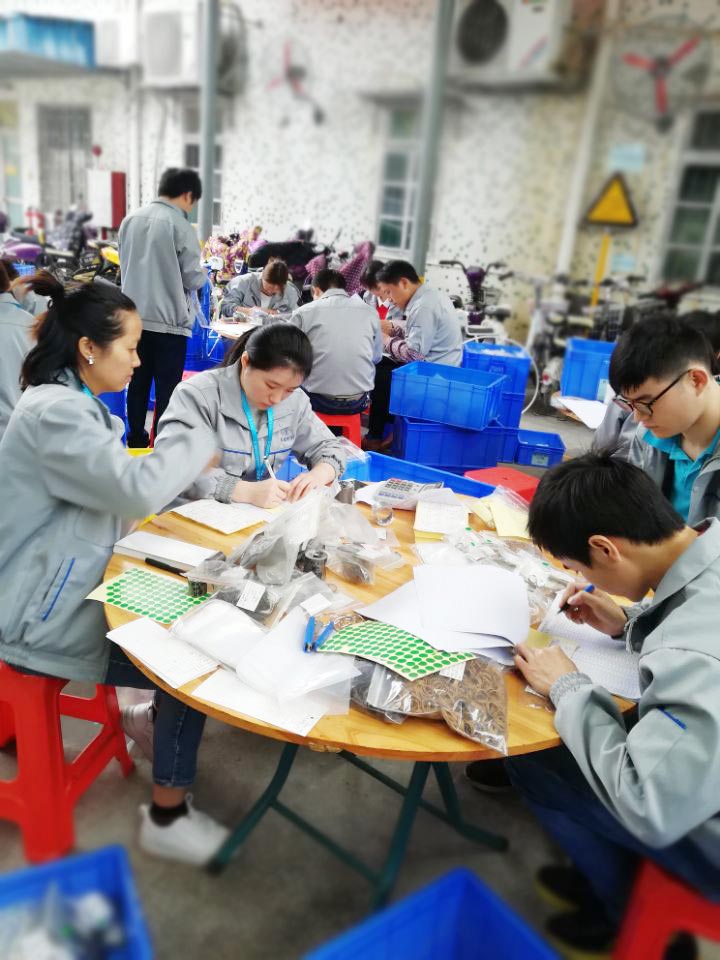 “愛密特人”在對每一個(gè)密封件產(chǎn)品仔細(xì)點(diǎn)數(shù)、初盤、抽盤等